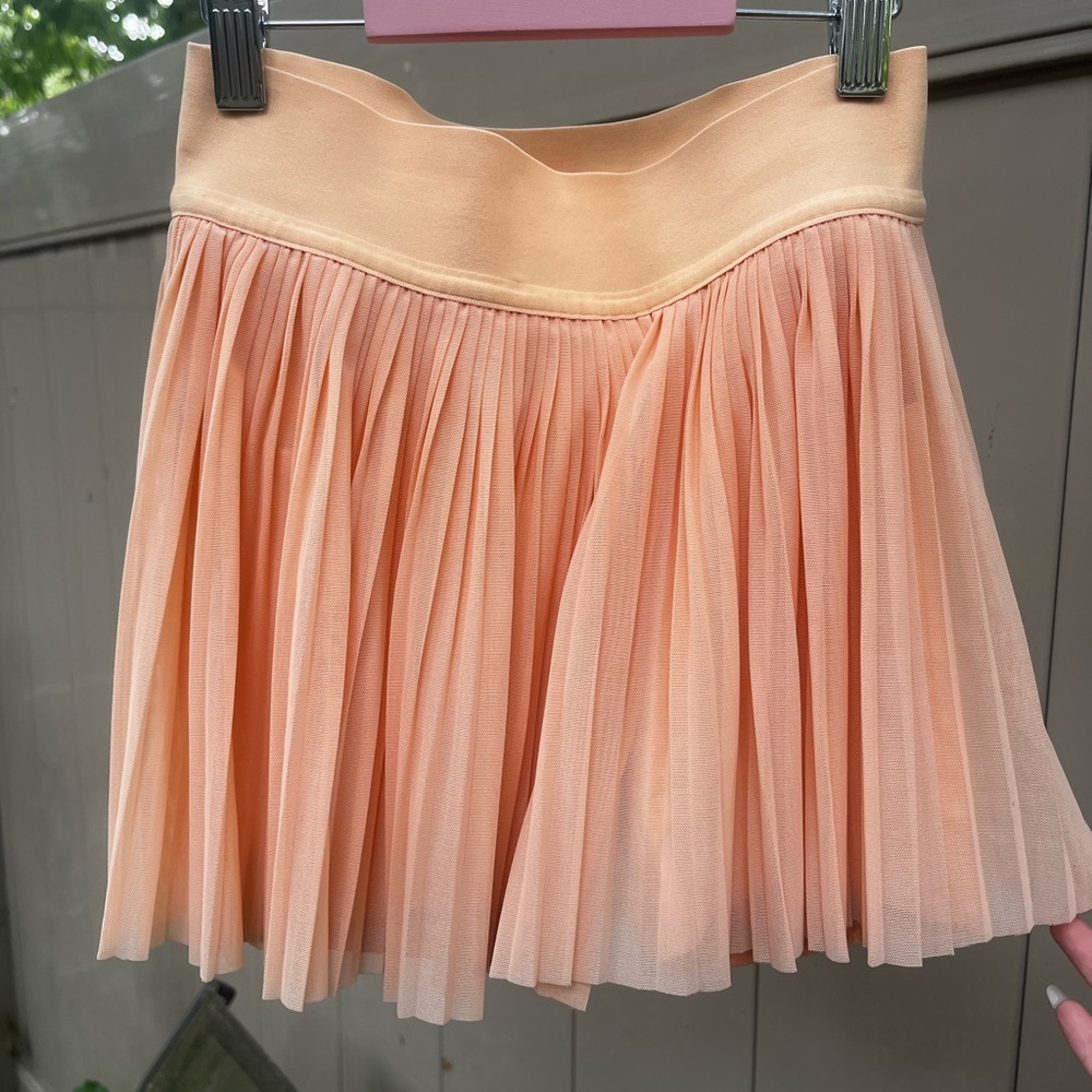Lululemon Peach Pleated Mesh Skirt with pockets in shorts size 2 NO FLAWS :)